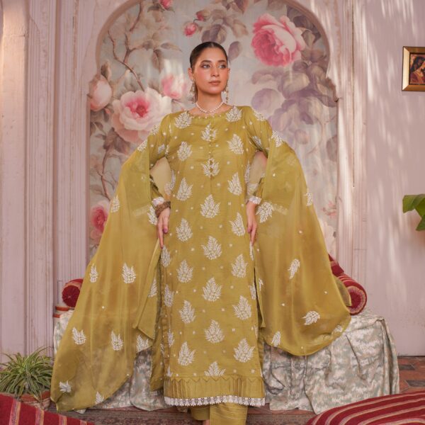 Manizay Shehar Bano Premium Embroidered Bana Dora Lawn With Pure Embroidered Crinkle Dupatta M-05