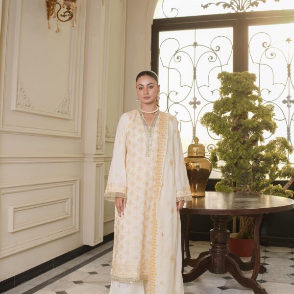 Manizay Arooj Premium Embroidered Bana Dora Lawn With Embroidered Crinkle Dupatta M-09