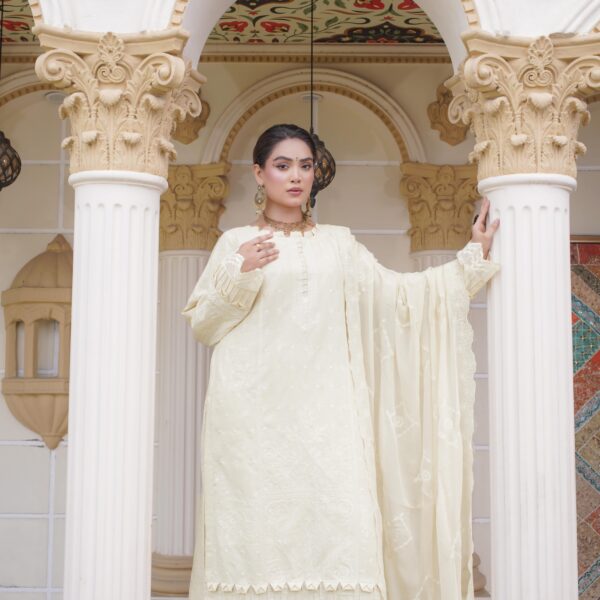 Manizay Mooray Piya Premium Embroidered Karandi With Embroidered Crinkle Bamber Dupatta M-04