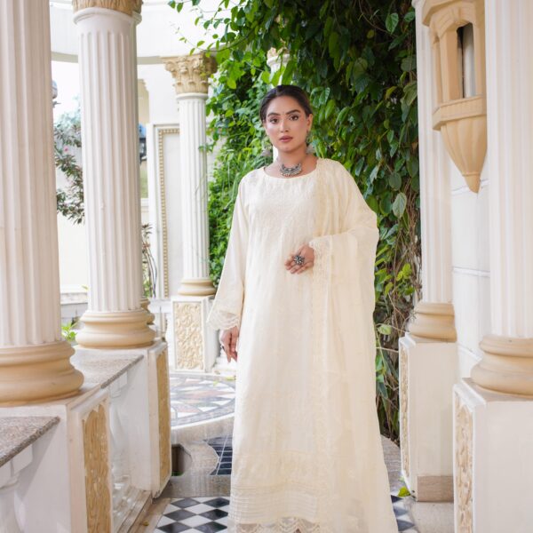 Manizay Mooray Piya Premium Embroidered Karandi With Embroidered Crinkle Bamber Dupatta M-10